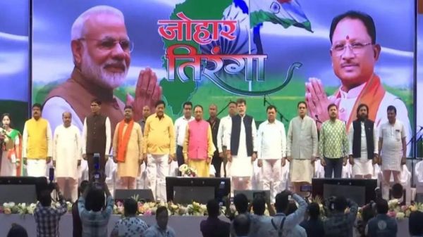 &lsquo;जोहार तिरंगा&lsquo; कार्यक्रम में शामिल हुए मुख्यमंत्री,मशहूर गायक कैलाश खेर और साथियों ने दी, देश-भक्ति गीतों की शानदार प्रस्तुति