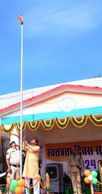 खाद्य मंत्री दयालदास बघेल ने महासमुंद में किया ध्वजारोहण