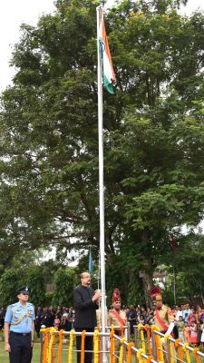 राज्यपाल रमेन डेका ने राजभवन में किया ध्वजारोहण