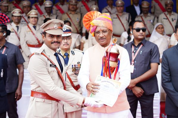 मुख्यमंत्री विष्णु देव साय ने आज आकर्षक मार्च पास्ट के लिए केन्द्रीय औद्योगिक सुरक्षा बल को प्रथम पुरस्कार प्रदान किया