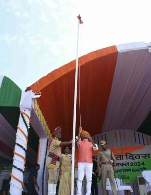 विधायक कुरूद अजय चन्द्राकर ने धमतरी में किया ध्वजारोहण, उत्कृष्ट कार्य करने वाले 54 लोग सम्मानित