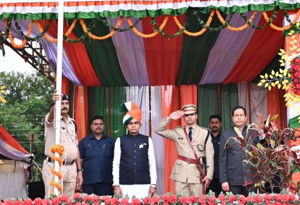 राजस्व मंत्री टंक राम वर्मा ने सारंगढ़ में किया ध्वजारोहण, उत्कृष्ट प्रदर्शन करने वाले अधिकारी-कर्मचारी, खिलाड़ियों और समाजसेवियों का हुआ सम्मान