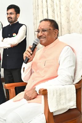 मुख्यमंत्री से विद्यार्थियों ने उनके निवास में की सौजन्य मुलाकात