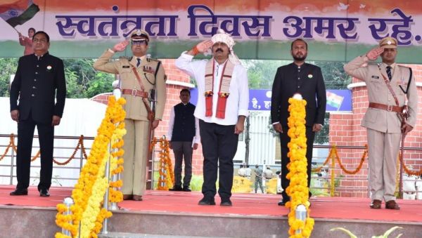 बस्तर की पारम्परिक धुरवा तुवाल को धारण कर उप मुख्यमंत्री विजय शर्मा ने ध्वजारोहण कर ली परेड की सलामी