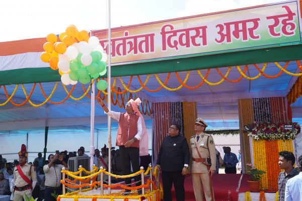 स्वतंत्रता दिवस पर सांसद बृजमोहन अग्रवाल ने गयियाबंद में किया ध्वजारोहण, परेड की सलामी ली