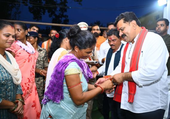 उपमुख्यमंत्री विजय शर्मा को आत्मसमर्पित नक्सल बहनों ने बाँधी राखी, लिया उज्ज्वल भविष्य और रक्षा का वादा