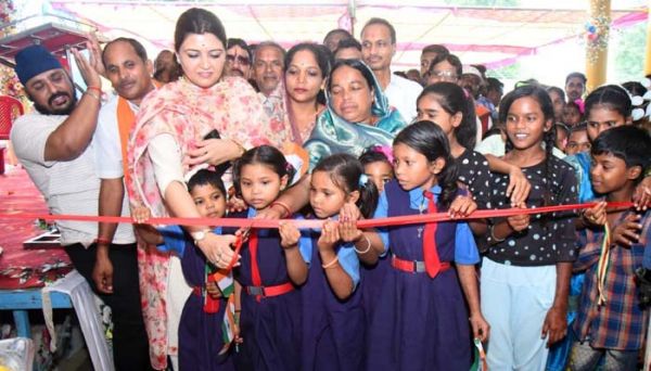 जनजातिय बालक एवं बालिका छात्रावास प्रवेश उत्सव में पंडरिया विधायक भावना बोहरा ने किया बच्चों का स्वागत