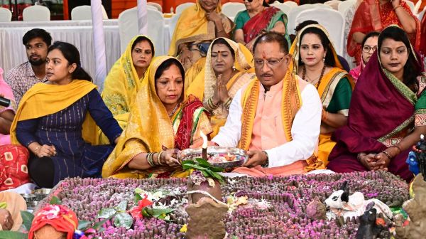 पवित्र सावन मास के अवसर पर मुख्यमंत्री विष्णु देव साय ने मुख्यमंत्री निवास में सपरिवार किया शिव रूद्रामहाभिषेक
