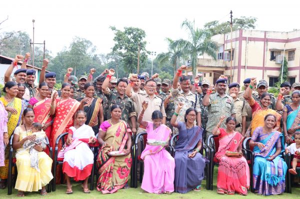 बीजापुर में बहनों ने रक्षाबंधन पर सुरक्षाबलों को बांधी राखी, भावुक हुए जवान