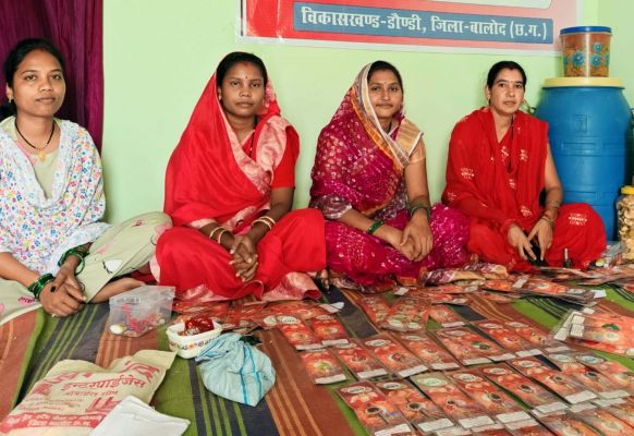 महिलाओं ने मुख्यमंत्री विष्णु देव साय के लिए बनाई विशेष राखी, दिया प्रेम, स्नेह और विश्वास का अनूठा संदेश