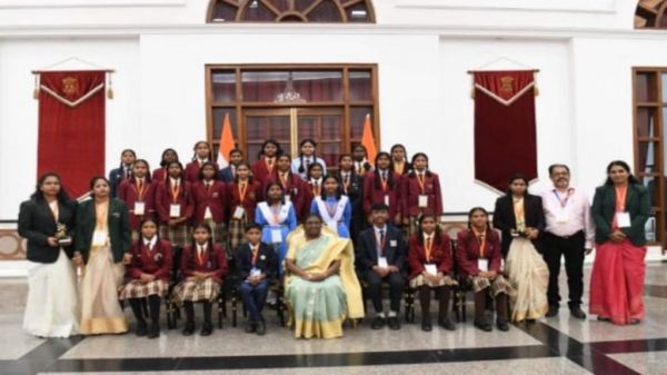 छत्तीसगढ़ की छात्रा ने राष्ट्रपति से भेंट कर किया संवाद, चेतना ने कहा- ये पल मेरे लिए ऐतिहासिक