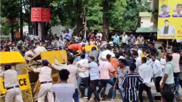 विधायक देवेंद्र यादव की गिरफ्तारी के खिलाफ पूरे प्रदेश में प्रदर्शन, दुर्ग में प्रदर्शनकारियों ने बैरिकेड तोड़ा