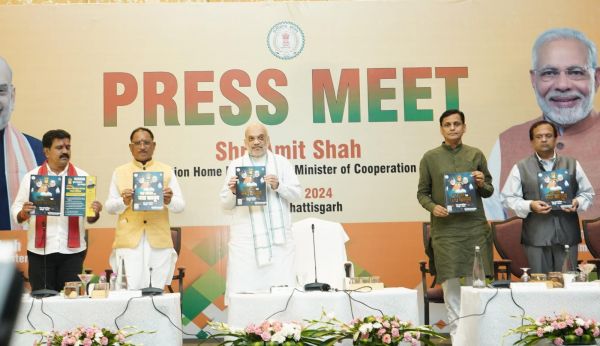 केंद्रीय गृहमंत्री अमित शाह ने छत्तीसगढ़ की छह स्थानीय भाषाओं में रूपांतरित 'नए भारत का नया कानून' पुस्तक का किया विमोचन