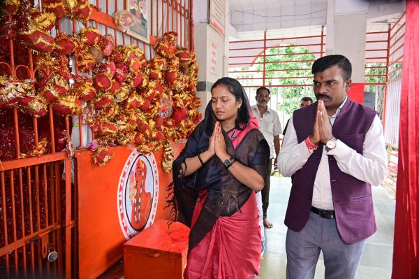 मंत्री लक्ष्मी राजवाड़े एक दिवसीय बागबाहरा प्रवास पर रहीं, मां चंडी का दर्शन कर प्रदेश की खुशहाली और समृद्धि की कामना की, फॉर्चून नेत्रहीन विद्यालय का किया निरीक्षण