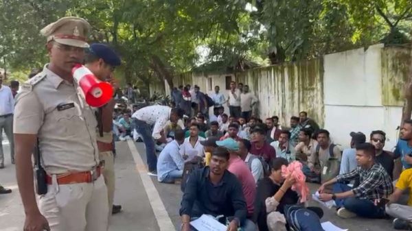 पांच साल से परिणाम का इंतजार कर रहे SI परीक्षा के अभ्यर्थी, गृह मंत्री के बगले के बाहर अब धरने पर बैठे&hellip;