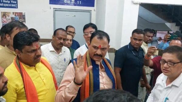 अस्पताल के आइसोलेशन वार्ड के निर्माण में अनियमितता पर बिफरे स्वास्थ्य मंत्री जायसवाल, सब इंजीनियर को किया बर्खास्त