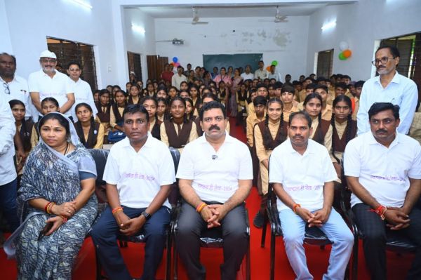 उपमुख्यमंत्री श्री शर्मा जिस स्कूल में पढ़े, अब उस स्कूल के बच्चों को मिली स्मॉर्ट क्लास की सुविधा