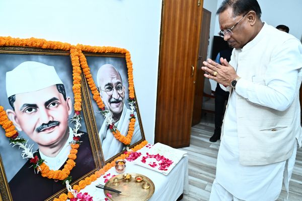 मुख्यमंत्री ने राष्ट्रपिता महात्मा गांधी और पूर्व प्रधानमंत्री स्वर्गीय लाल बहादुर शास्त्री की जयंती पर उन्हें किया नमन