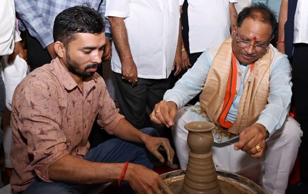 मुख्यमंत्री विष्णु देव साय ने चाक पर दिखाई कलाकारी, बनाई मिट्टी की कटोरी