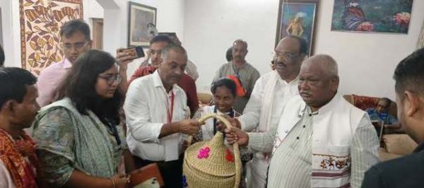 केन्द्रीय मंत्री जुएल उरांव को विशेष पिछड़ी जनजाति लखपति दीदी मनकुंवारी बाई ने समूह द्वारा तैयार सामग्री की टोकरी की भेंट