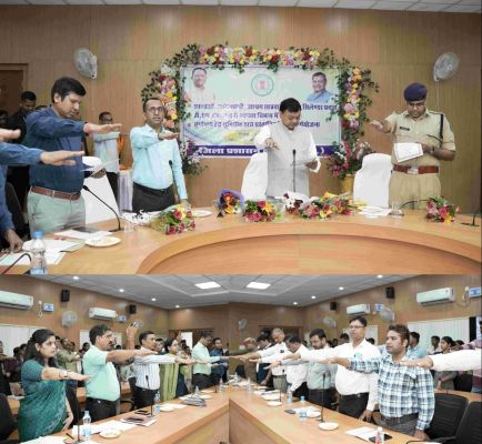 मंत्री लखन लाल देवांगन ने कलेक्ट्रेट में अधिकारियों-कर्मचारियों को दिलाई स्वच्छता की शपथ