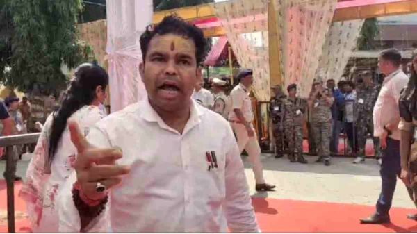 CM की सभा में सस्पेंड पटवारी का हाईवोल्टेज ड्रामा : मुख्यमंत्री को आवेदन देने के बाद रो पड़ा दीवान, कहा &ndash;