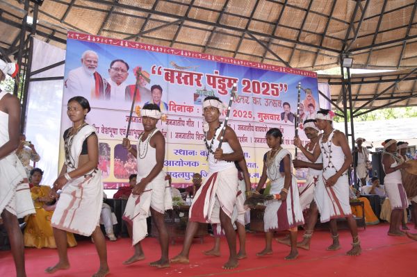 बस्तर पंडुम 2025 : 5 विकासखण्डों में हुआ ब्लॉक स्तरीय आयोजन, पारंपरिक नृत्य, लोकगीत, हस्तशिल्प और आदिवासी रीति-रिवाजों को मिला मंच
