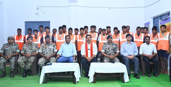 पुनर्वास केन्द्र बीजापुर में आत्मसमर्पित नक्सलियों से उप मुख्यमंत्री विजय शर्मा ने किया संवाद