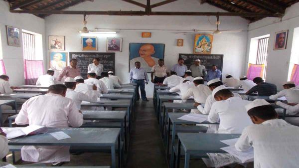 जेल में शिक्षा की अलख जगा रहे कैदी : तिहाड़ के बाद रायपुर सेंट्रल जेल में सबसे ज्यादा बंदी कर रहे पढ़ाई