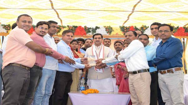 केंद्रीय मंत्री तोखन साहू ने अपने विद्यालय को स्मार्ट क्लासरूम और फर्नीचर की दी सौगात, कहा &ndash; सरकारी स्कूल के बच्चों को उच्च गुणवत्ता वाली शिक्षा दिलाना हमारा संकल्प