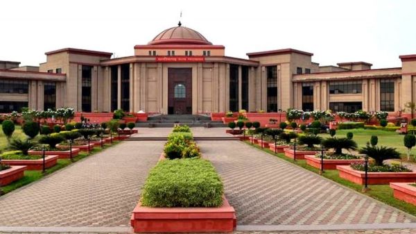 हाईकोर्ट ने प्रोफेसर की भर्ती पर लगाई रोक, नियमों को दरकिनार करने पर यूनिवर्सिटी से मांगा जवाब, जानिए पूरा मामला&hellip;