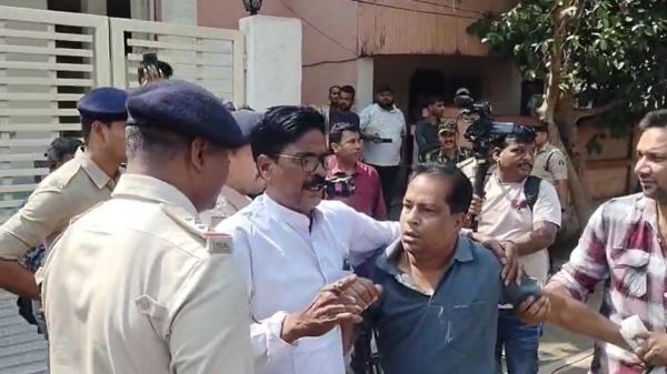 भूपेश बघेल के घर सीबीआई की छापेमारी के दौरान पुलिस से भिड़ा कांग्रेस कार्यकर्ता, देखिए वीडियो&hellip;