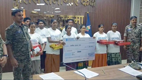 9 नक्सलियों ने किया आत्मसमर्पण, 26 लाख रुपए का है इनाम&hellip;