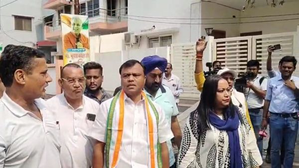कांग्रेस कार्यकर्ताओं के साथ पीसीसी चीफ बैज पहुंचे भूपेश बघेल के निवास, बड़ी संख्या में पुलिस बल तैनात