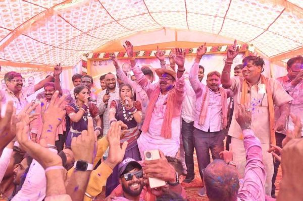 डिप्टी सीएम अरुण साव ने क्षेत्रवासियों संग खेली होली : मुख मुरली बजाए&hellip;अरुण साव ने गाया गाना, नगाड़े की थाप पर जमकर थिरके, देखें वीडियो&hellip;