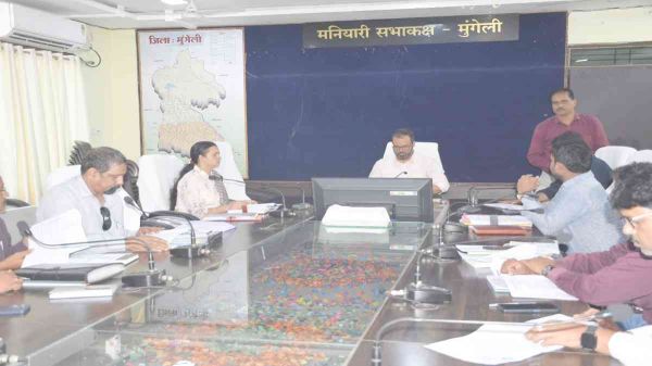 निर्माण कार्यों की धीमी गति पर कलेक्टर का फूटा गुस्सा : SDO, सब इंजीनियर को नोटिस जारी करने के दिए निर्देश