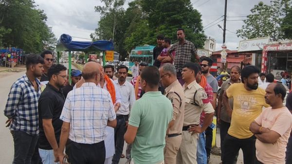 बिजली-पानी के संकट को लेकर शहरवासियों का फूटा गुस्सा, चक्काजाम कर किया जमकर प्रदर्शन&hellip;