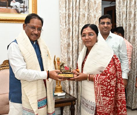 मुख्यमंत्री विष्णुदेव साय से केंद्रीय महिला एवं बाल विकास राज्य मंत्री सावित्री ठाकुर ने की सौजन्य मुलाकात