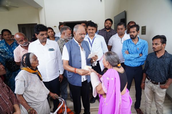 250 हितग्राहियों को मिला विभिन्न योजनाओं का लाभ, सांसद बृजमोहन अग्रवाल ने किए चेक वितरित