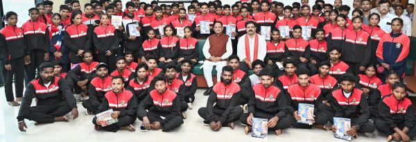 खूब पढ़ें और आगे बढ़ें, सरकार आपके साथ है- मुख्यमंत्री विष्णुदेव साय