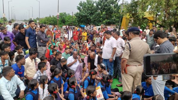 खराब सड़क के विरोध में चक्काजाम करना पड़ा भारी, कांग्रेस विधायक, सरपंच समेत 12 जनप्रतिनिधियों पर FIR दर्ज