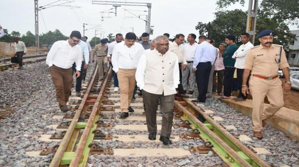 अभनपुर-राजिम के बीच जल्द दौड़ेगी पैसेंजर ट्रेन, रेल महाप्रबंधक ने किया निरीक्षण, अधिकारियों को दिए जरूरी निर्देश