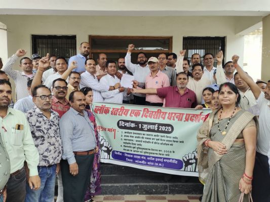 पदों में कटौती स्वीकार नहीं, शिक्षक साझा मंच ने तहसील कार्यकाल में सौंपा ज्ञापन, क्रमोन्नति का जनरल आर्डर जारी करने, पूर्व सेवा अवधि पर पेंशन एवं 2008 के सेटअप पर युक्तियुक्तकरण की मांग