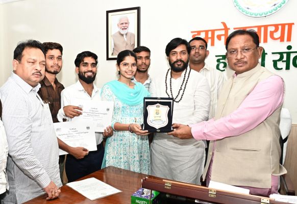 पंथी नृत्य दल ने मुख्यमंत्री विष्णुदेव साय से की सौजन्य मुलाकात