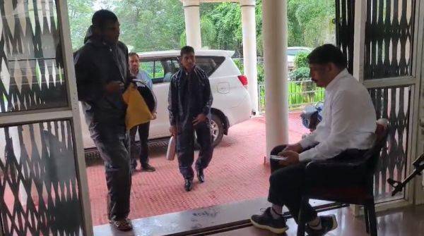 जिला पंचायत कार्यालय के बाहर कुर्सी लगाकर बैठे DM, देर से ऑफिस पहुंचने वाले कर्मचारियों की लगाई क्लास