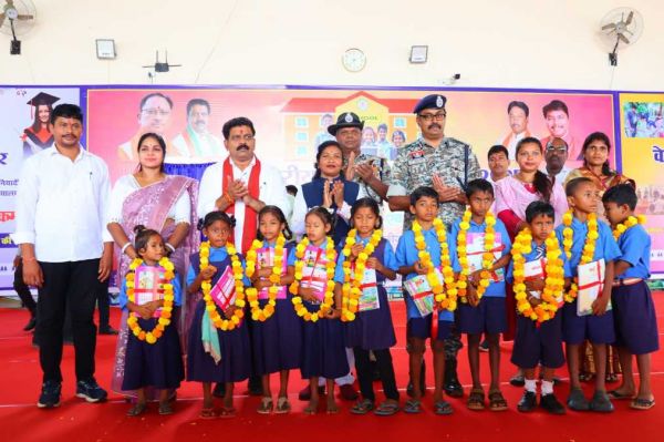 बीजापुर में शिक्षा को नई रफ्तार: उपमुख्यमंत्री विजय शर्मा ने 16 स्कूलों का किया शुभारंभ, बच्चों को बांटी वेलकम किट