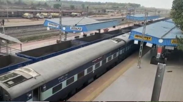 भूस्खलन से किरंदुल-विशाखापत्तनम रेल लाइन पर ट्रेनों की आवाजाही ठप, तीन दिन से जगदलपुर में खड़ी ट्रेनें-मालगाड़ियां&hellip;