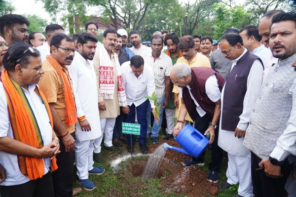"एक पेड़ मां के नाम" अभियान के तहत पौधारोपण कर शाला प्रवेश उत्सव का शुभारंभ