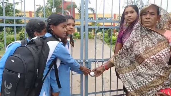 प्रिंसिपल की मनमानी पर छात्रों के साथ पालकों ने स्कूल में जड़ा ताला, पास बच्चों को फेल करने का आरोप&hellip;