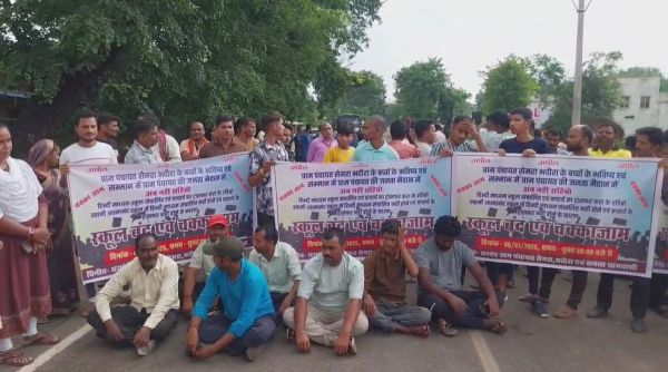 आत्मानंद स्कूल को हिंदी मीडियम करने की मांग को लेकर ग्रामीणों का प्रदर्शन, प्रिंसिपल को भी हटाने की मांग